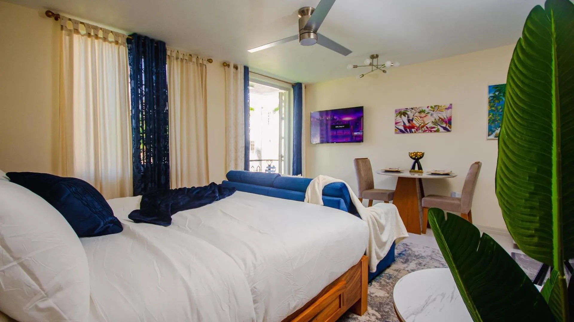 Center Of Ocho Rios-Beachfront Studio-Free Beach Access-Pool-Free Parking-Gated Complex-Free Wifi 100Mbps 0*,  Giamaica