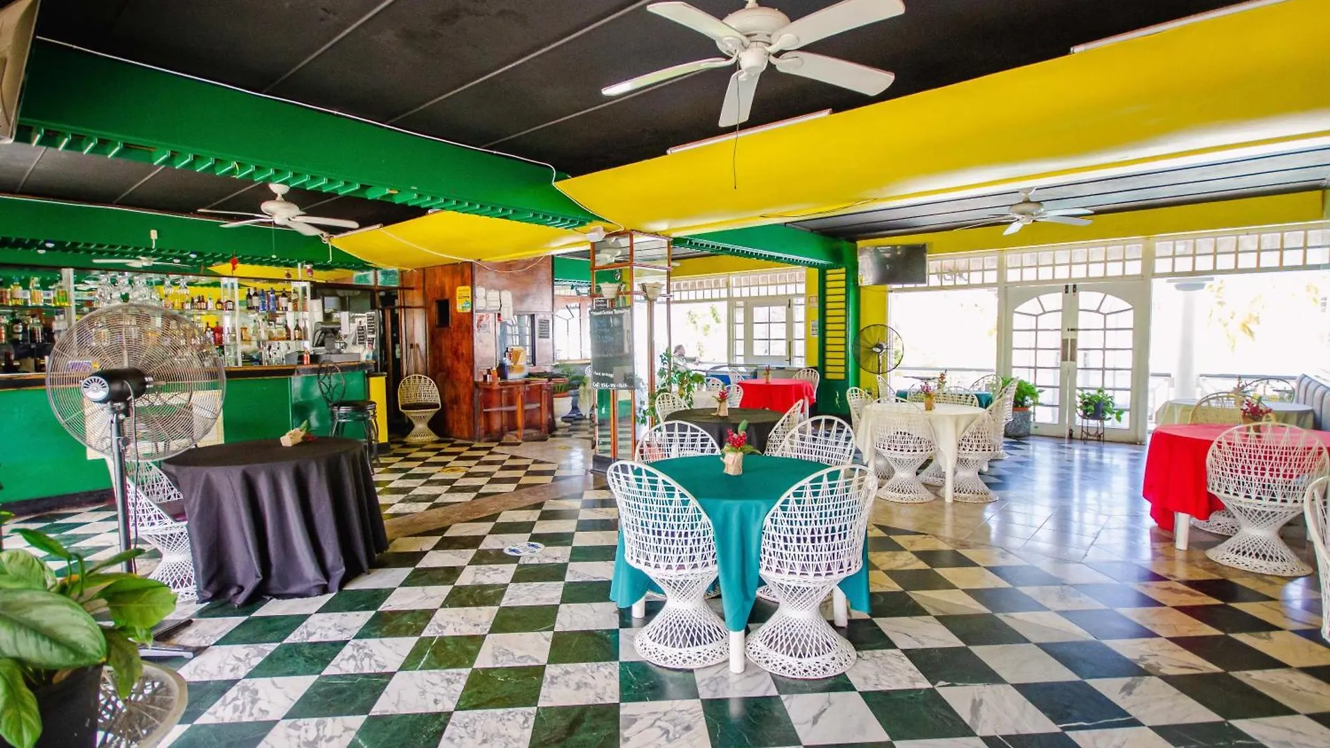 Center Of Ocho Rios-Beachfront Studio-Free Beach Access-Pool-Free Parking-Gated Complex-Free Wifi 100Mbps Appartamento