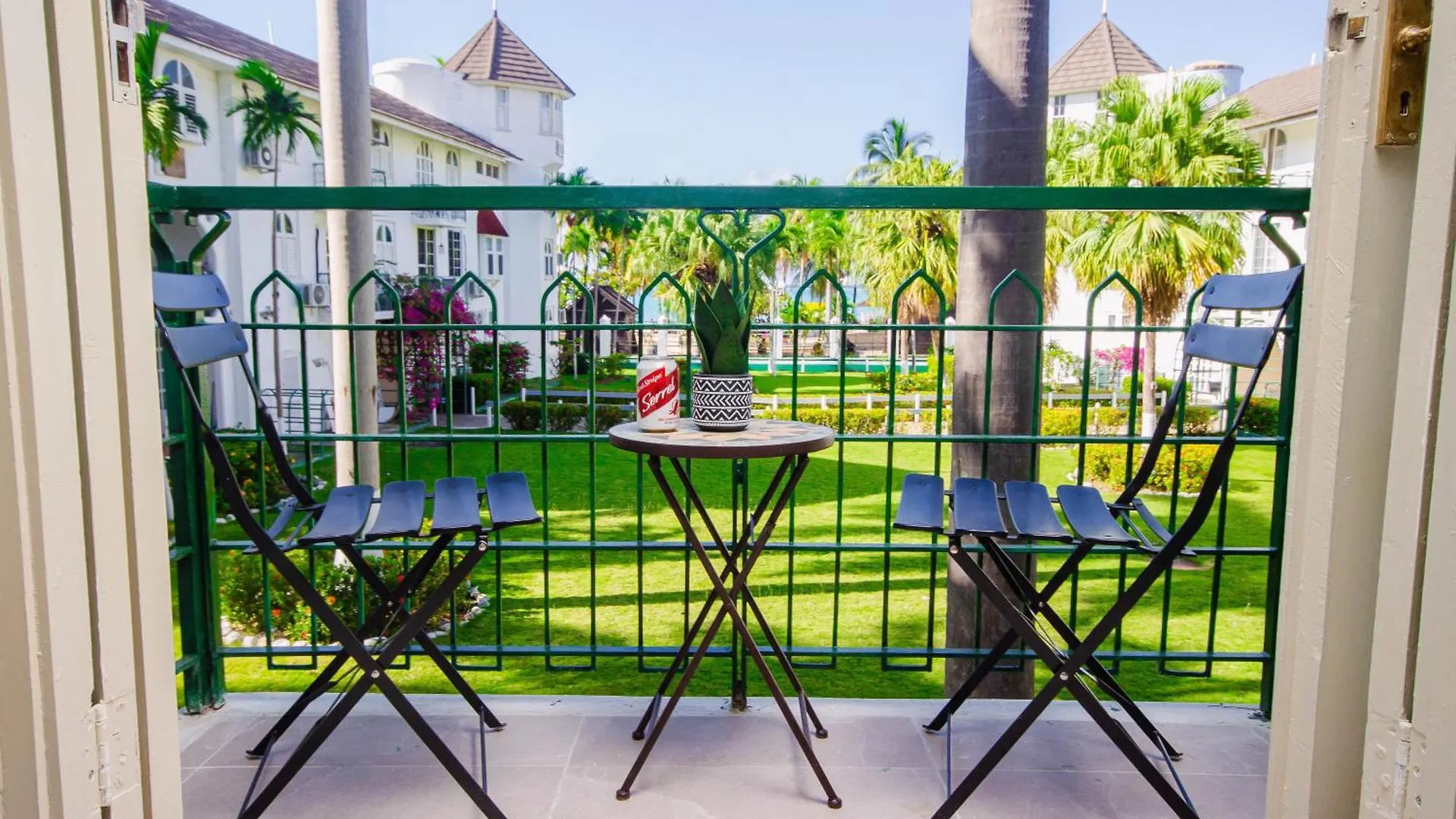 Center Of Ocho Rios-Beachfront Studio-Free Beach Access-Pool-Free Parking-Gated Complex-Free Wifi 100Mbps