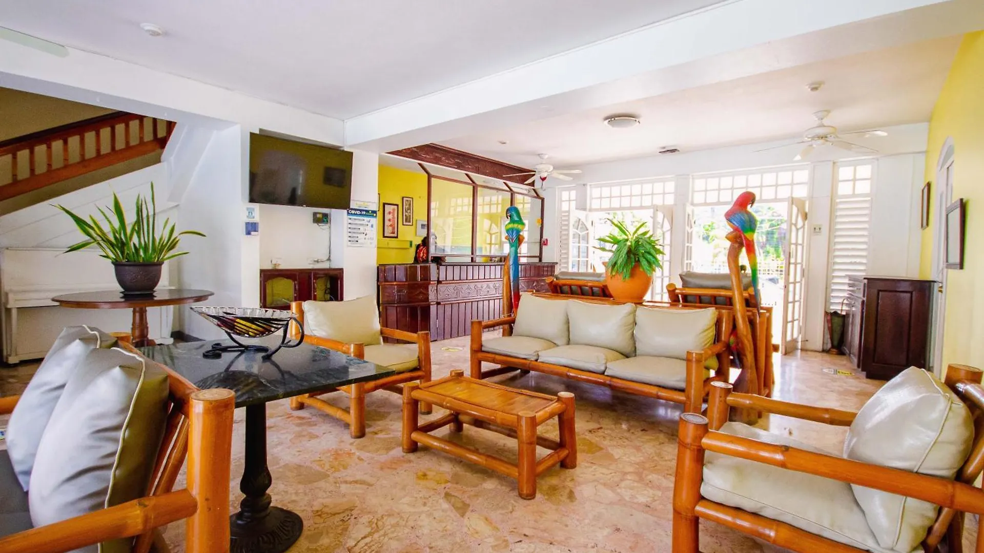 Center Of Ocho Rios-Beachfront Studio-Free Beach Access-Pool-Free Parking-Gated Complex-Free Wifi 100Mbps 0*,  Giamaica